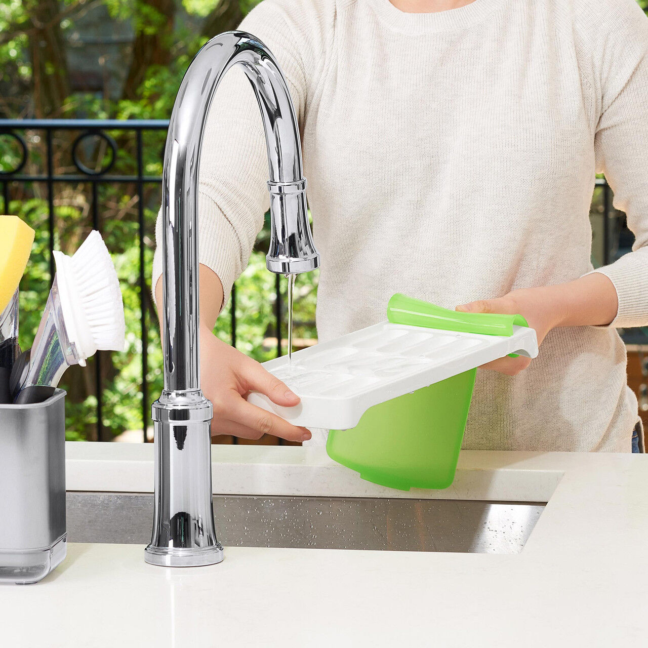 OXO Good Grips No-Spill Ice Stick Tray – Water Bottle Ice Mold Spill-Resistant