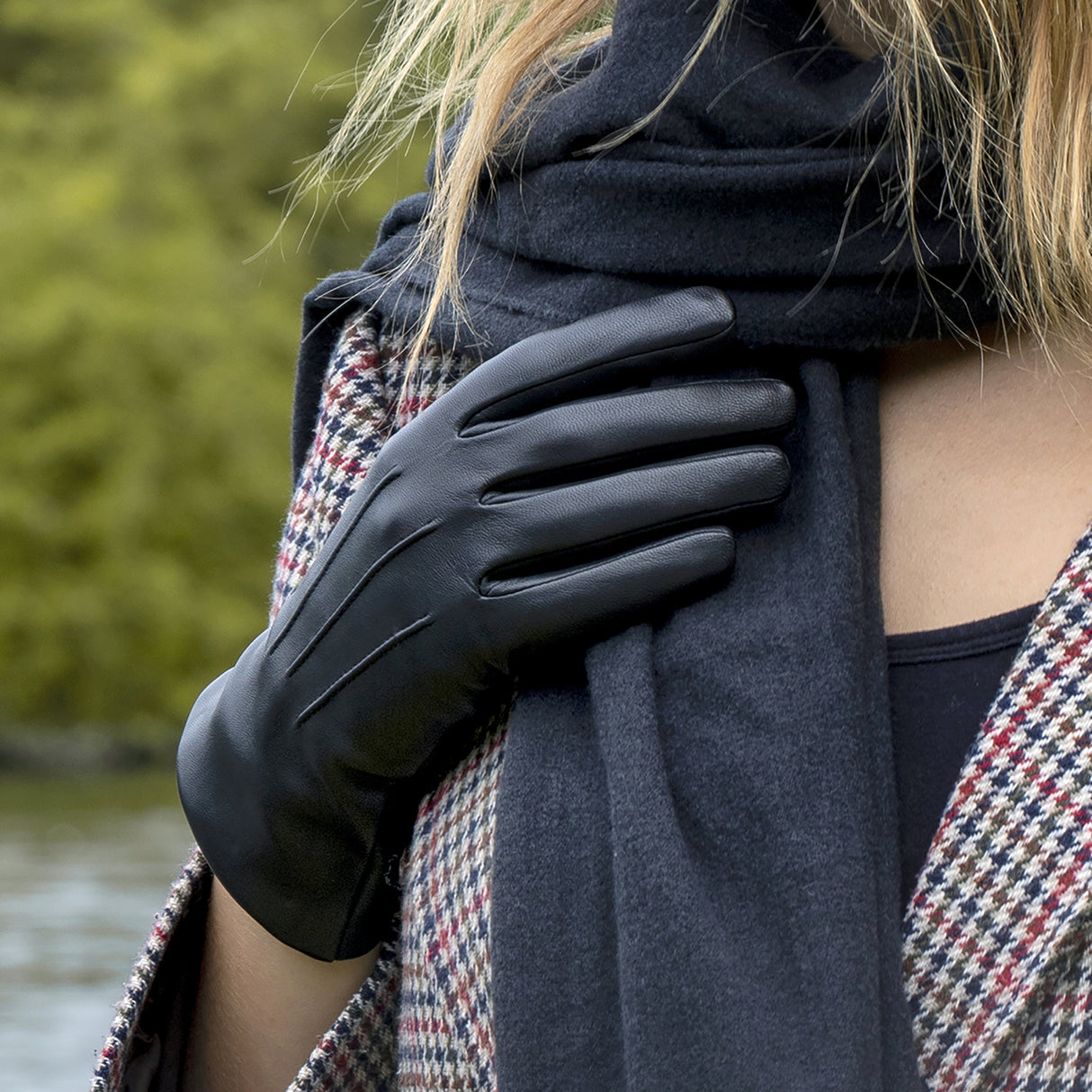 Dents Womens Cashmere Lined Touchscreen Leather Gloves in Black