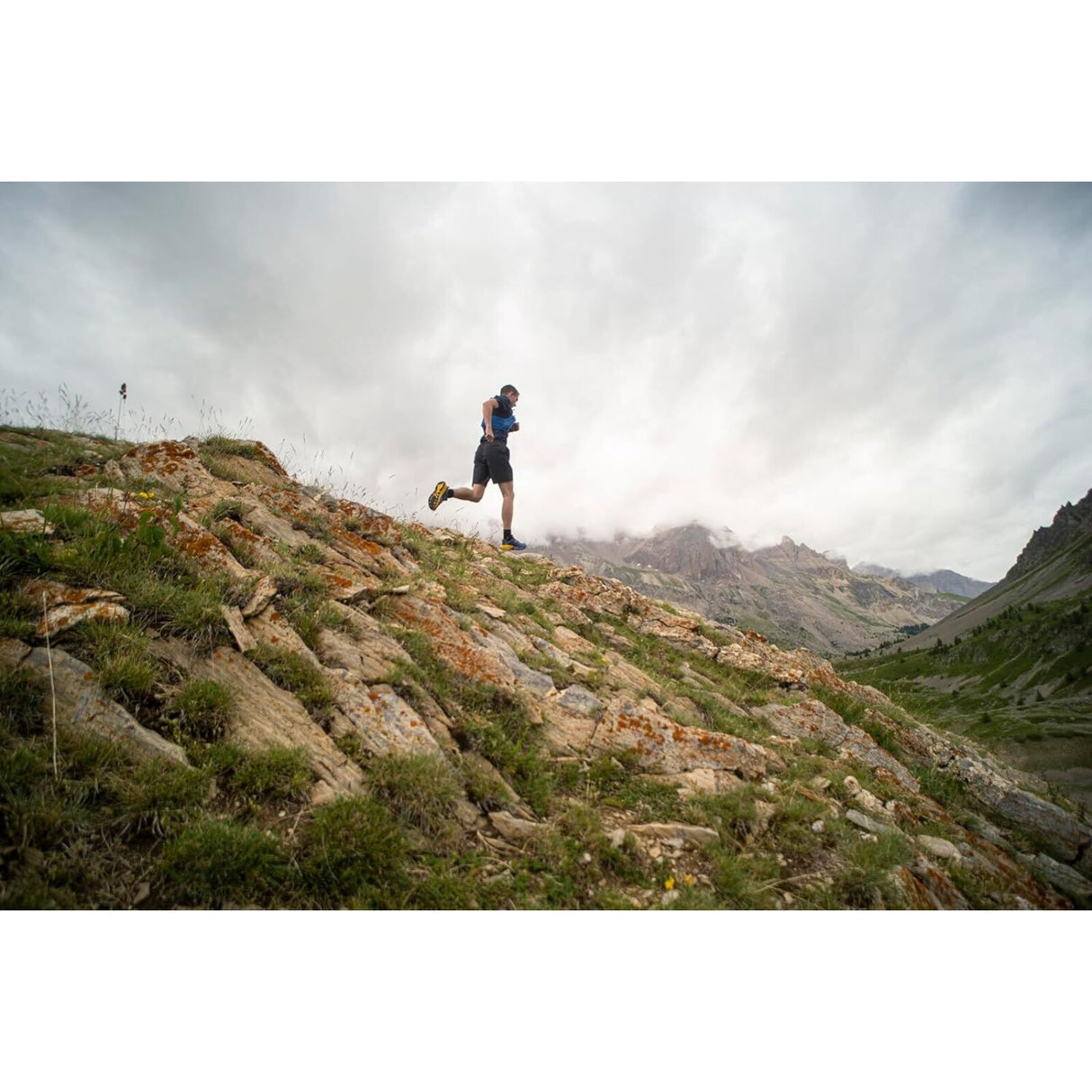 CamelBak Octane Running and Trail Dart Backpack - 4.5L Storage with 1.5L Tank/Water Bladder - Black