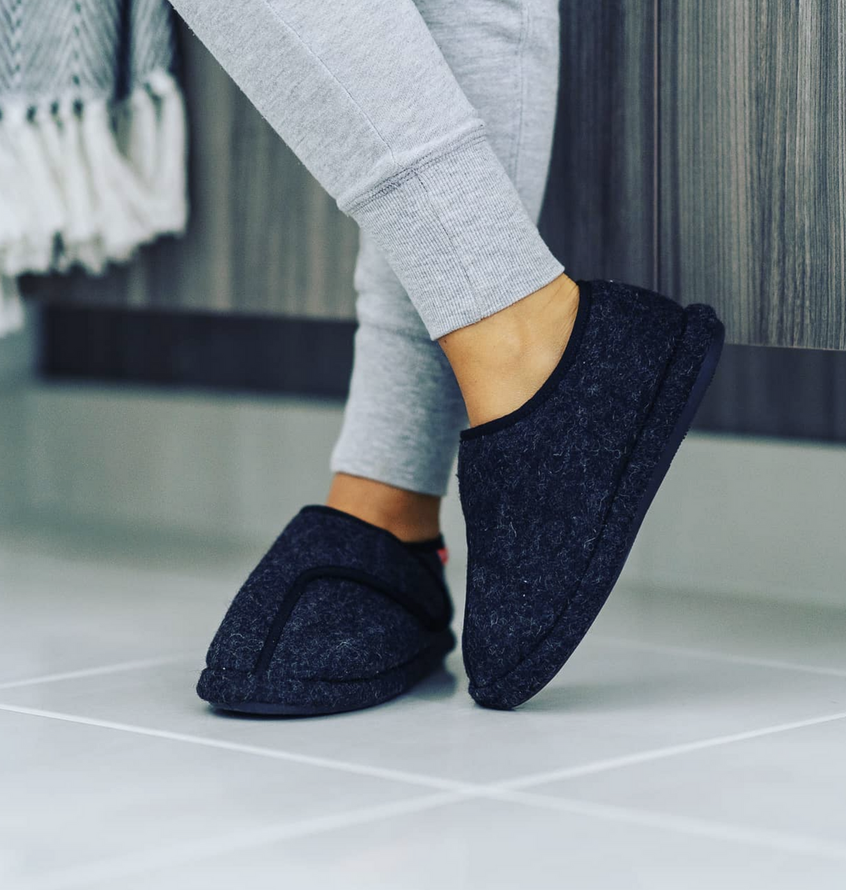 ARCHLINE Orthotic Plus Slippers Closed Scuffs Pain Relief Moccasins - Charcoal