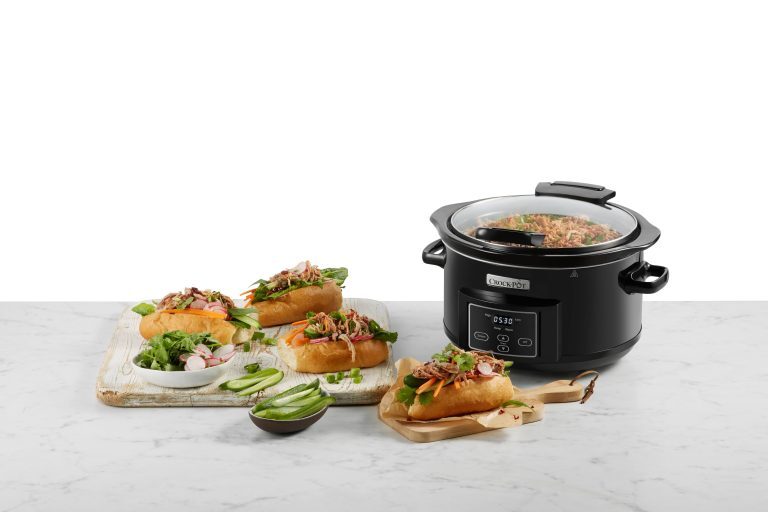 Crock Pot Slow Cooker 4.7L Hinged Lid Food Pressure Kitchen Auto Keep Warm - Black (CHP550)