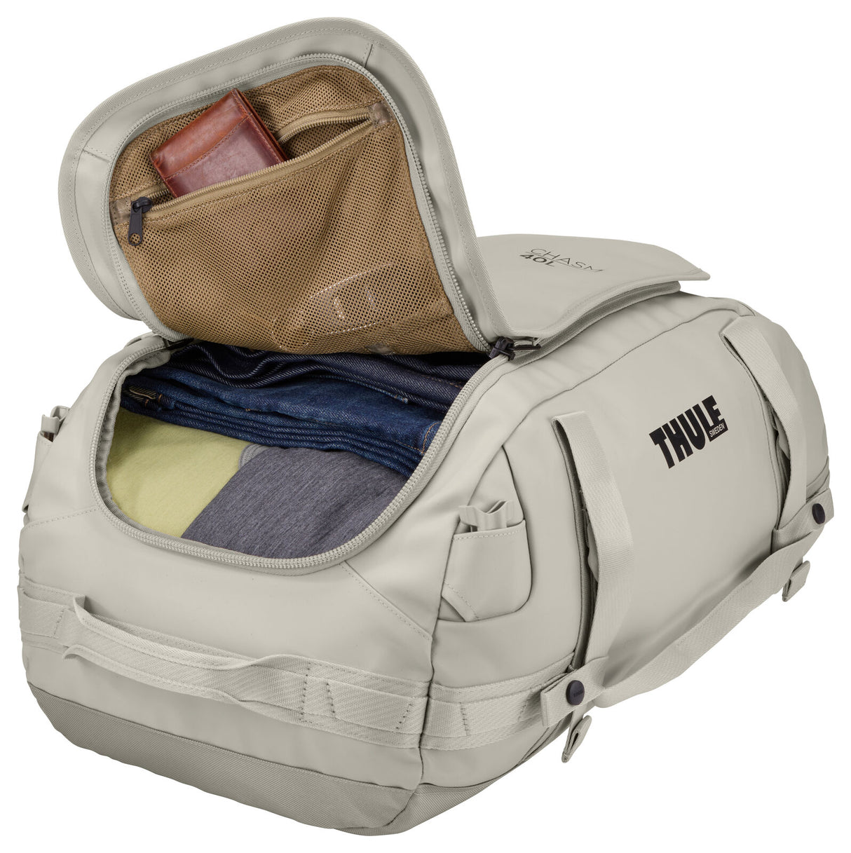 Thule Chasm 40L Duffel Overnight Bag Convertible Backpack Duffle in Sand