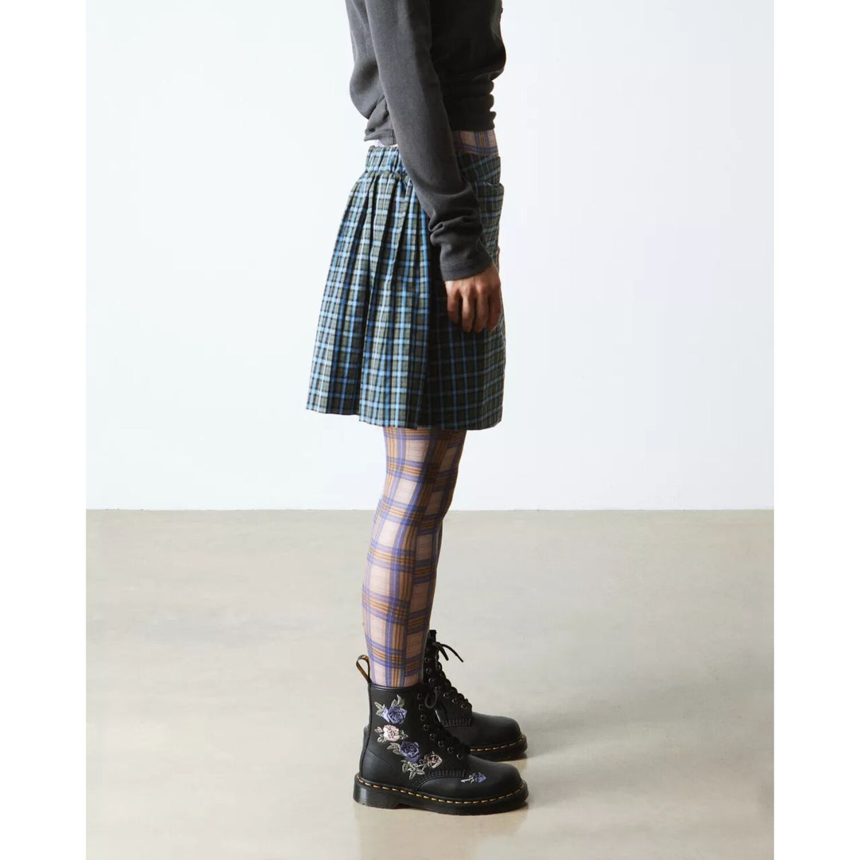 Dr. Martens 1460 Vonda 8 Eye Boots Floral Embroidery Genix Nappa Leather in Black