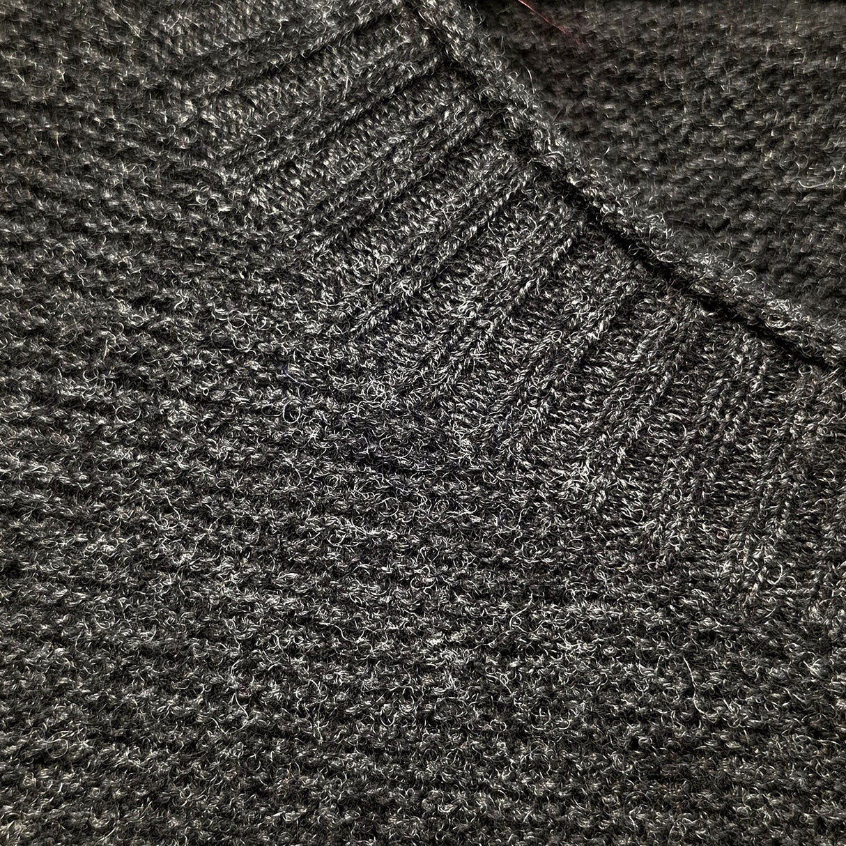 Luxury Cashmere Wool Horizontal Rib Knit Pullover Jumper in Charcoal