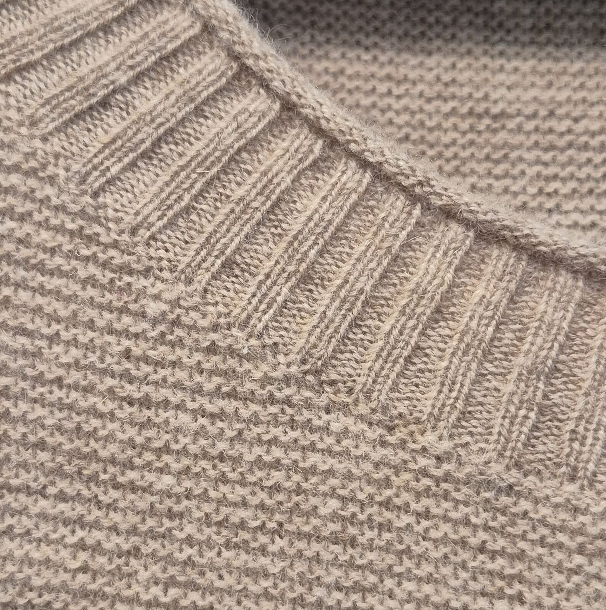 Luxury Cashmere Wool Horizontal Rib Knit Pullover Jumper in Natural