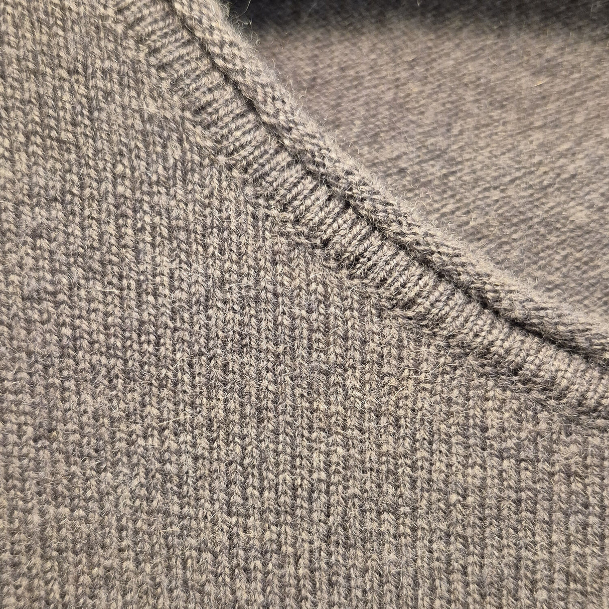Luxury Cashmere Wool Fine Knit Jumper in Taupe
