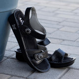 Alegria Vienna Womens Embossed Leather Slingback Sandals in Black Sapphire