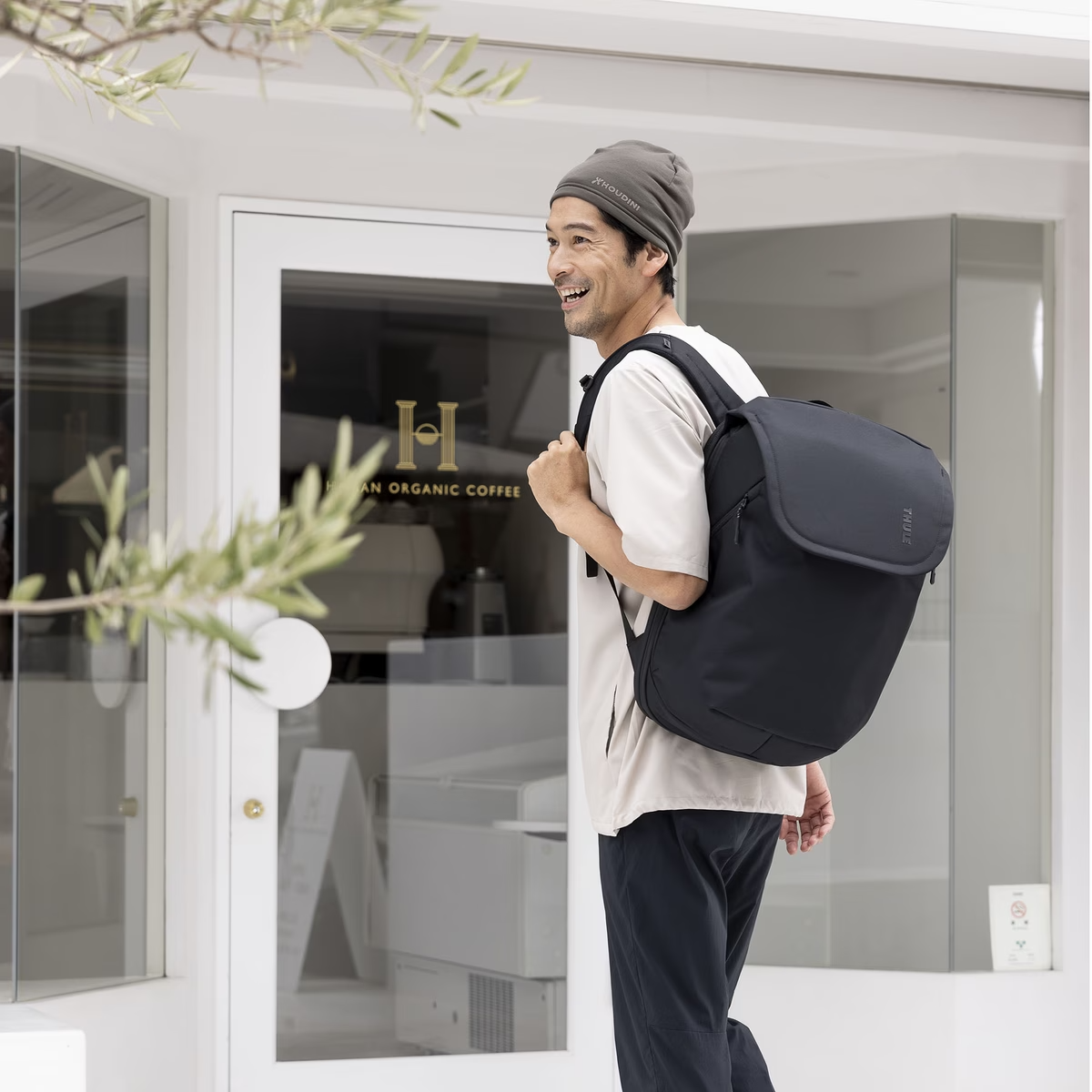 THULE Subterra 26L Travel Expandable Backpack Bag in Black